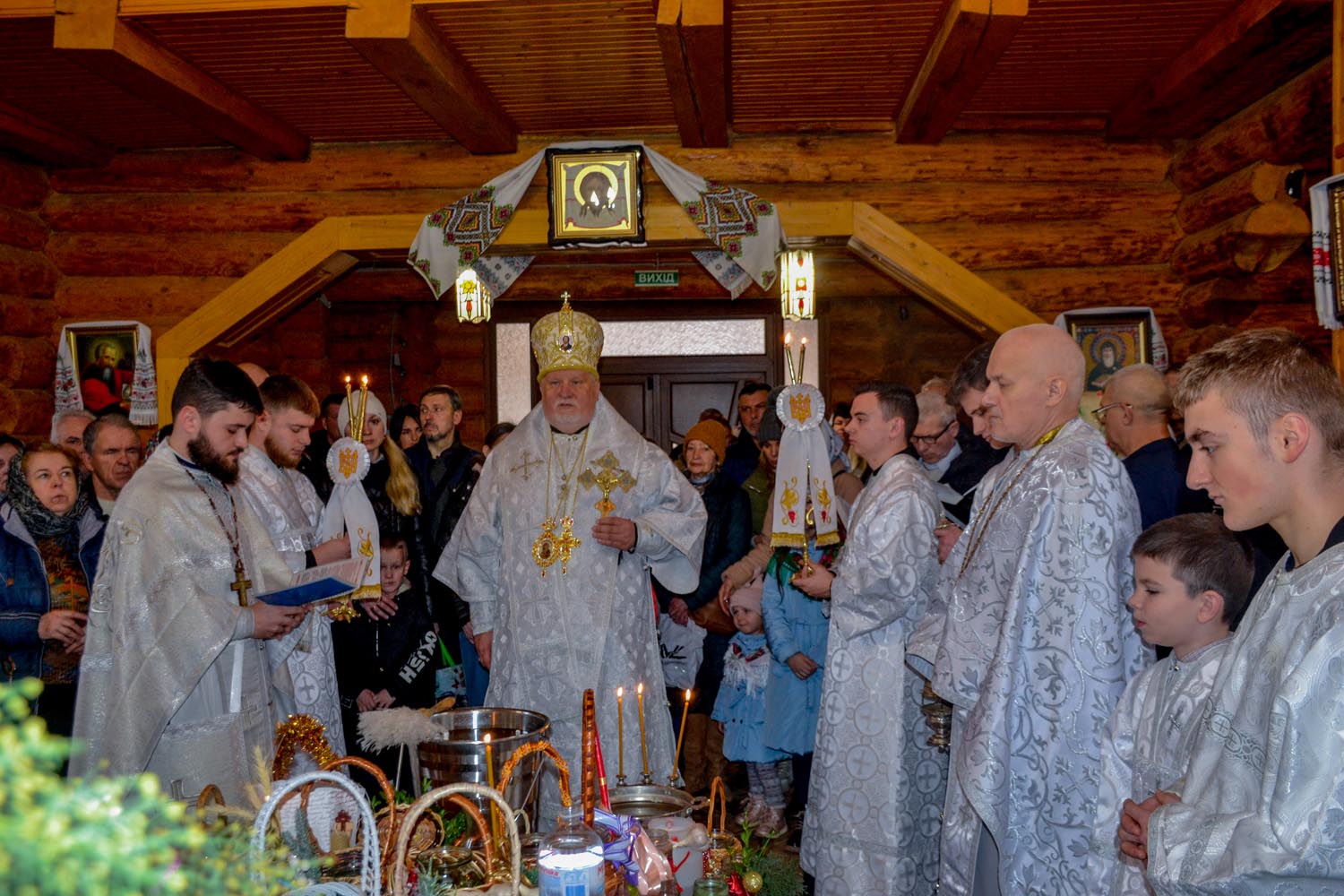 У свято Богоявлення, єпископ Віктор Бедь очолив Божественну літургію та звершив велике освячення води у кафедральному храмі ПЦУ в м. Ужгород
