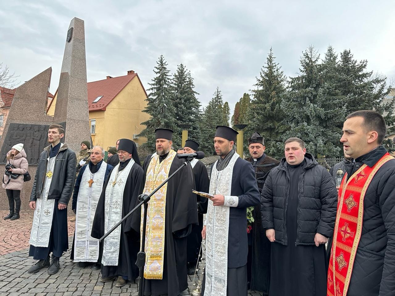 Представники духовенства Мукачівсько-Карпатської єпархії ПЦУ взяли участь у міжконфесійному молитовному вшануванню полеглих українських воїнів-героїв у російсько-українській війні (2014 – 2024) в м. Ужгород