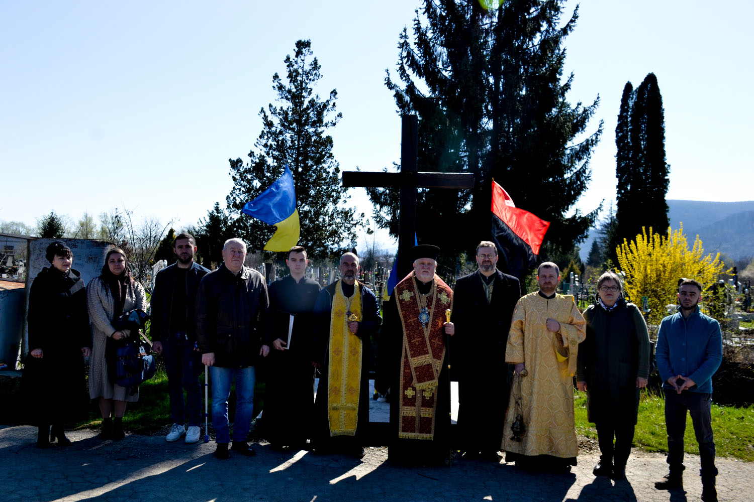 У Тячеві, біля пам’ятного Хреста на честь борців за незалежність України, молитовно вшанували Героїв Карпатської України