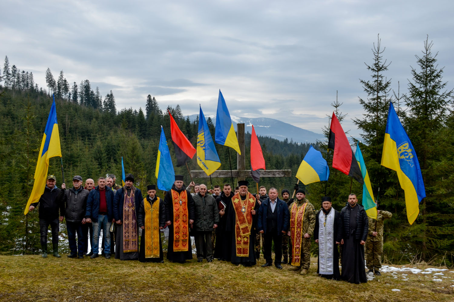 На Яблуницькому перевалі, біля могил розстрілу мадярськими і польськими окупантами Карпатських січовиків, молитовно вшанували Героїв Карпатської України