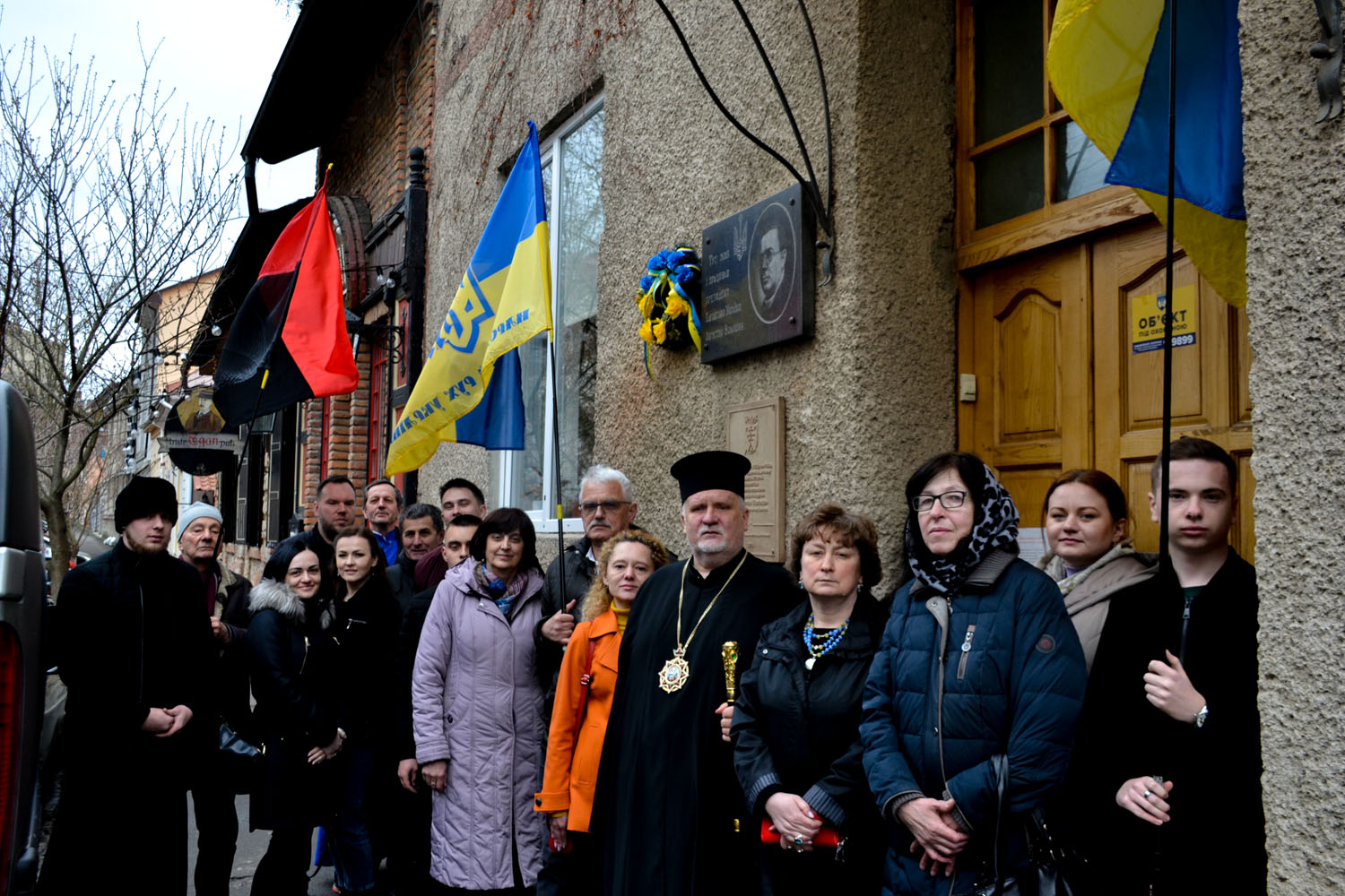 Представники РУХу, української громадськості та духовенства ПЦУ встановили поминальній віночок на будинку Августина Волошина в м. Ужгород