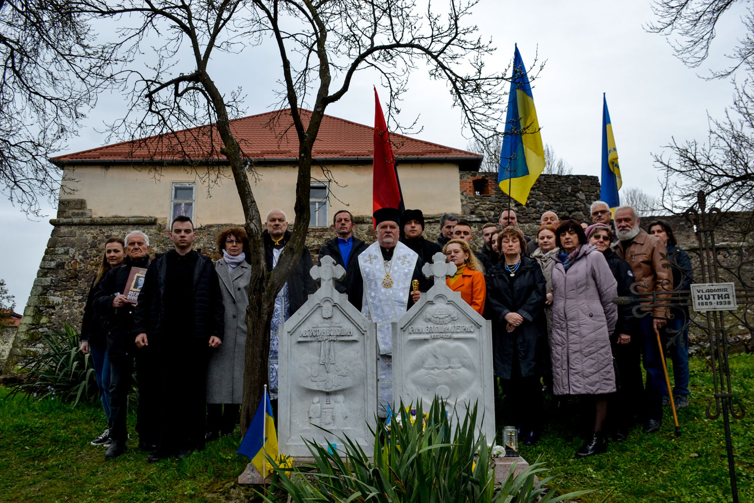 Біля символічних могил подружжю Августина та Ірині Волошиних у м. Ужгород, представники духовенства ПЦУ відслужили заупокійну літію