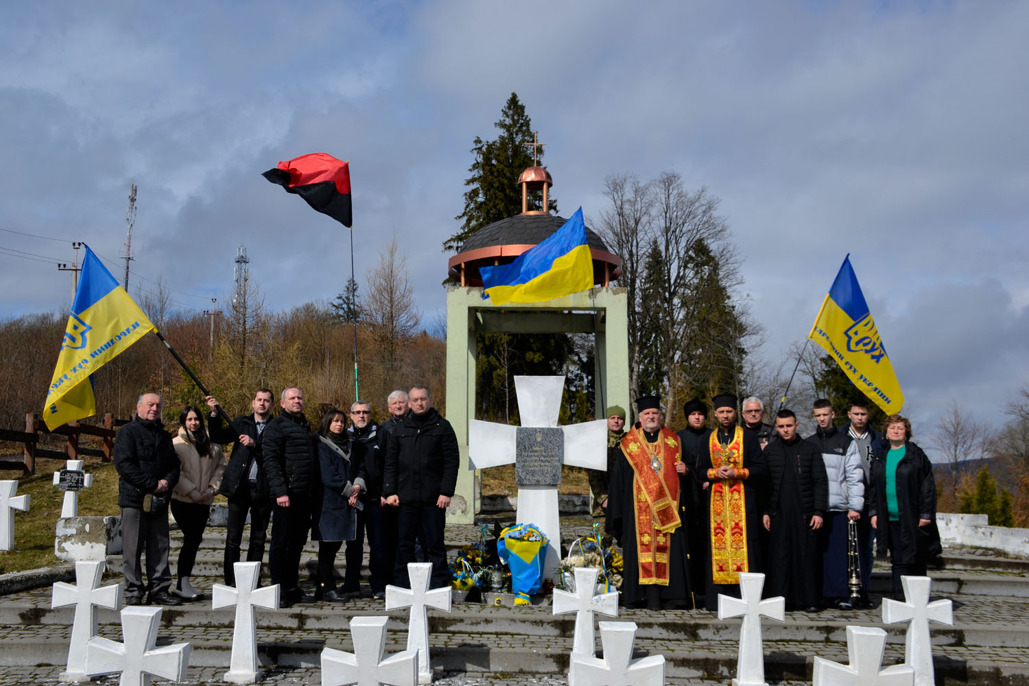 На Верецькому перевалі, біля могил розстрілу мадярськими і польськими окупантами Карпатських січовиків, молитовно вшанували Героїв Карпатської України