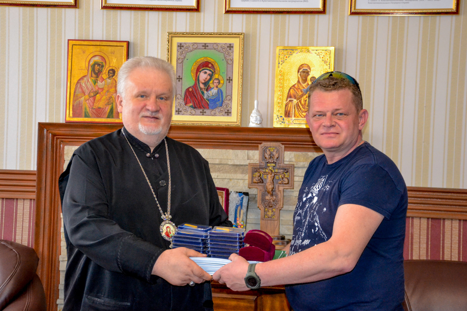 Єпископ Мукачівський і Карпатський Віктор Бедь удостоїв українських воїнів-захисників 534 ОІСБ 128 ОГШБ Закарпаття високими відзнаками
