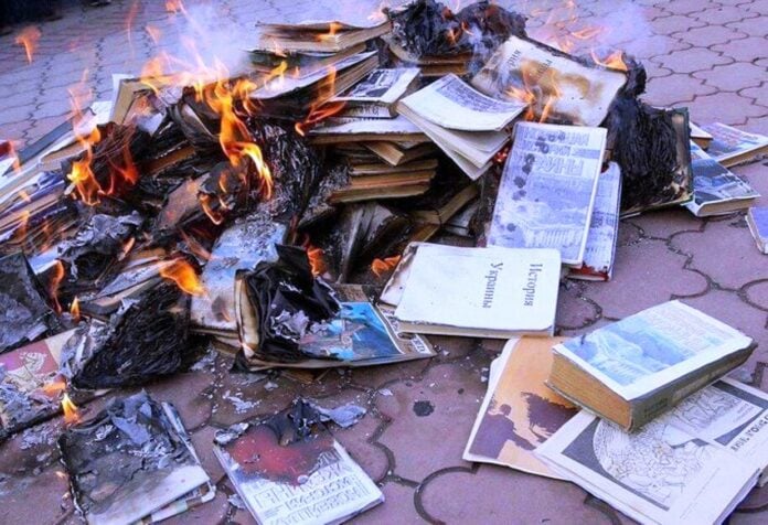 Рашисти переписують історію та підручники для “навчання” дітей на окупованих територіях