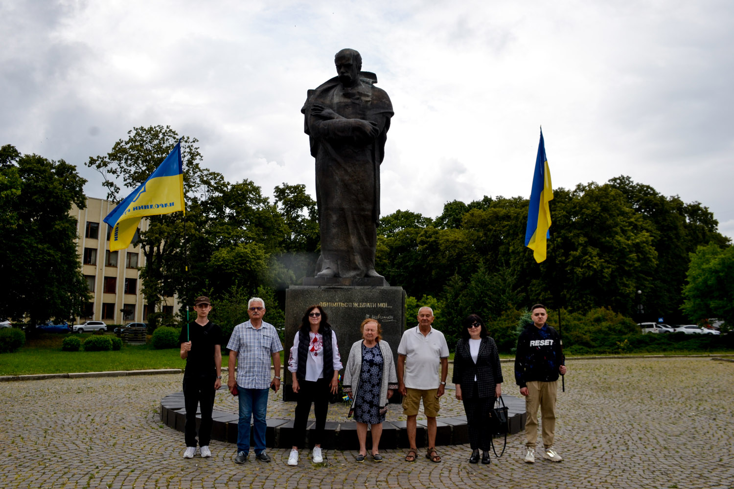 В Ужгороді представники громадськості та РУХу відзначили День перепоховання Кобзаря