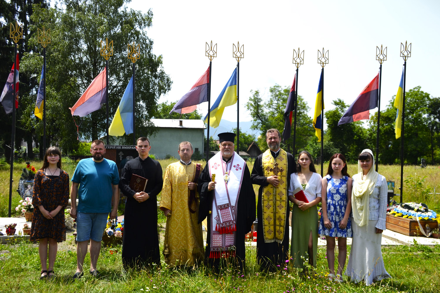 У Троїцьку поминальну батьківську суботу та день вшанування жертв війни в Україні єпископ Віктор Бедь відслужив літію на цвинтарі селища Тересва