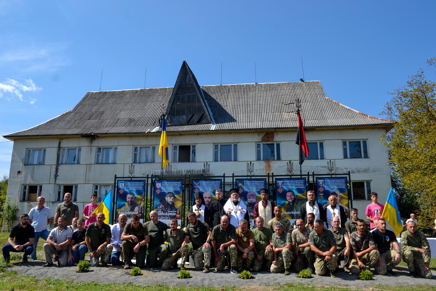 В с. Кушниця, за участі представників українського воїнства, громадськості та духовенства ПЦУ,  відкрили та освятили Алею Героїв