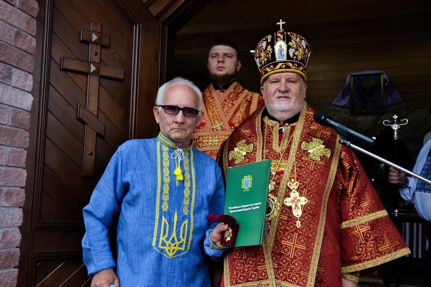 Єпископ Віктор Бедь нагородив Степана Ковбаснюка, борця за незалежність України у ХХ столітті орденом «Великомученика Юрія Переможця»