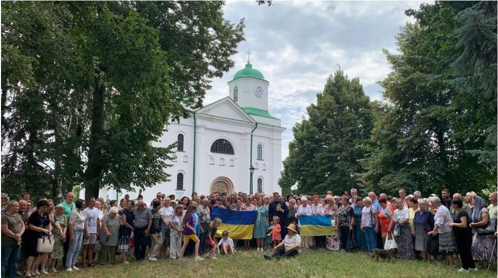 Із прапорами України: у Каневі на Черкащині парафія вийшла зі складу УПЦ МП