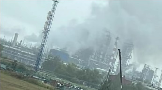 На одному з найбільших НПЗ в Росії пролунав вибух і почалася пожежа