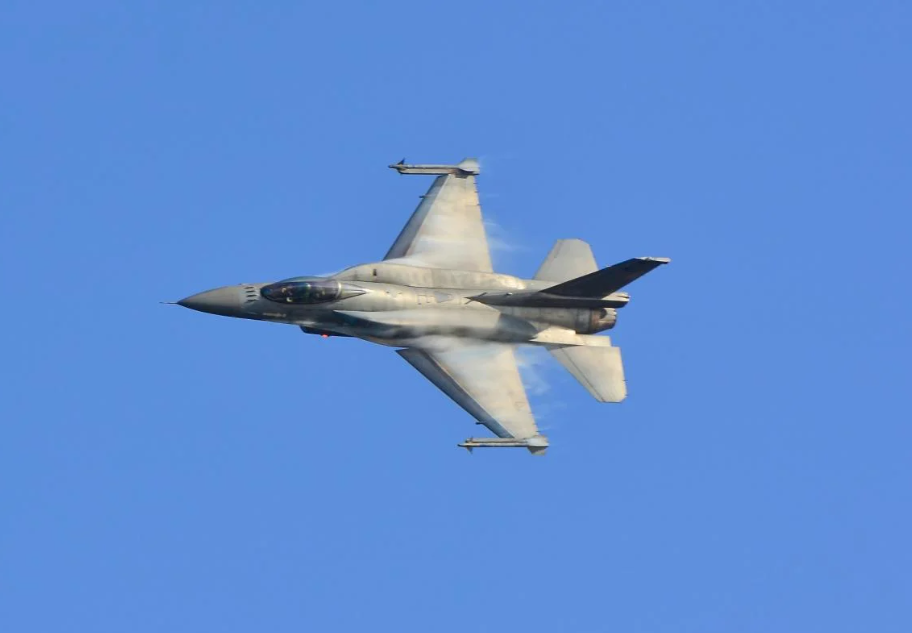 Україна отримала першу партію винищувачів F-16, – Bloomberg