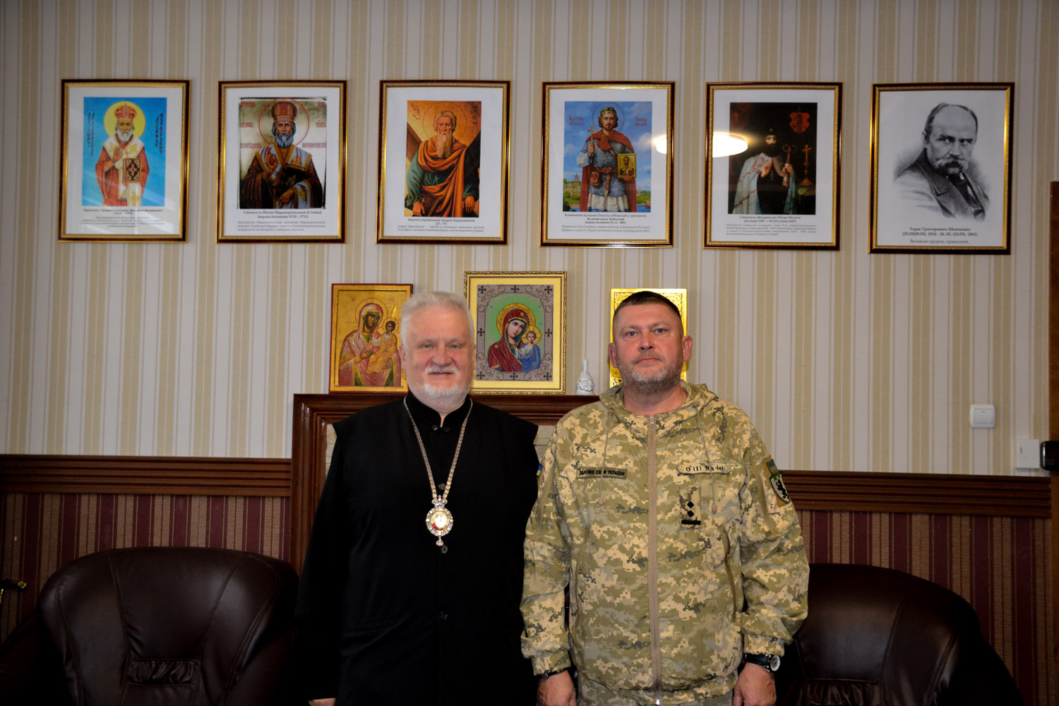 Єпископ Віктор Бедь провів зустріч з побратимом по 212-му ОБ (Ужгород)101-шої ОБр Закарпаття ТрО ЗСУ підполковником Федором Скоробогатовим