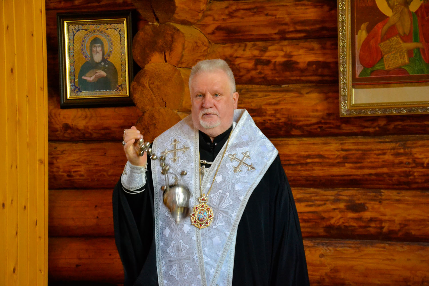 Єпископ Мукачівський і Карпатський Віктор Бедь молитовно вшанував світлу пам’ять спочилих від віку співвітчизників, українських воїнів-захисників, рідних та близьких