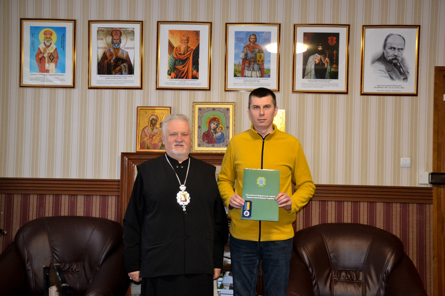 Єпископ Мукачівський і Карпатський Віктор Бедь удостоїв українського воїна-захисника Андрія Рибалко медалі «За відданість Богу і вірність Україні»