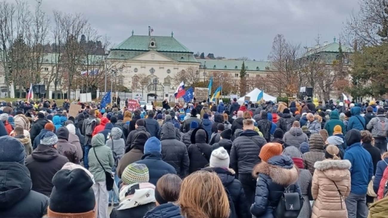 У Братиславі вийшли на протест “Досить Росії” через візит Фіцо до Путіна