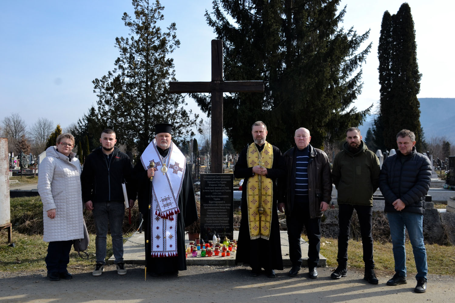 Єпископ Мукачівський і Карпатський Віктор Бедь відслужив панахиду за полеглими українськими воїнами-захисниками на міському цвинтарі м. Тячів