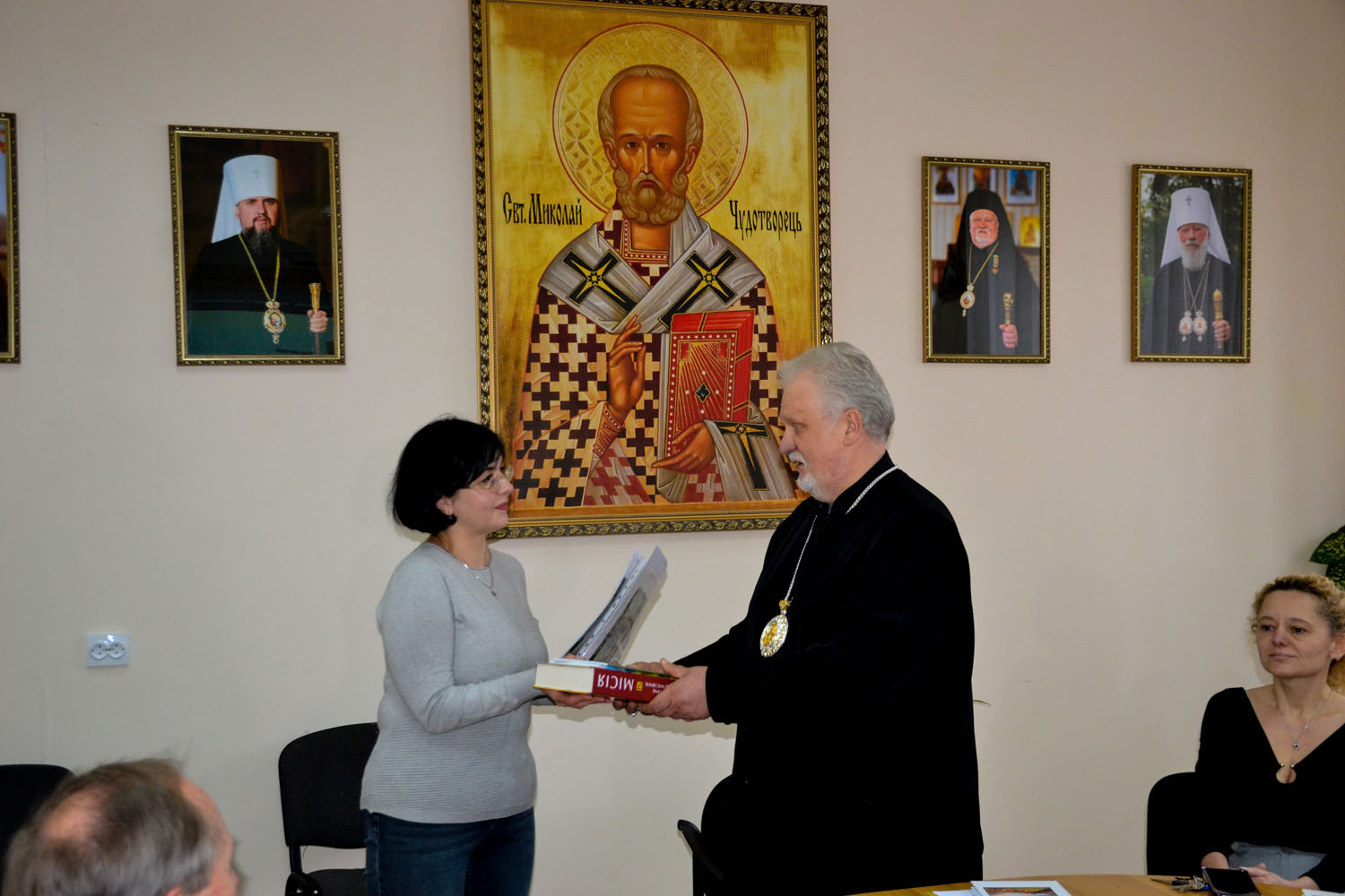 Єпископ Віктор Бедь вручив Наталії Скунць, дочці вічнопам’ятного поета Петра СКУНЦЯ високі нагороди, якими відзначено її батька та матір