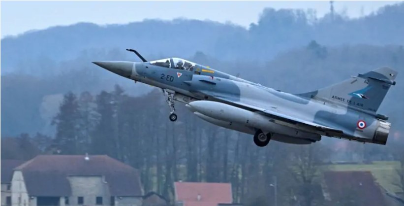 Французькі винищувачі Mirage 2000 працюють у небі України: перші фото польоту
