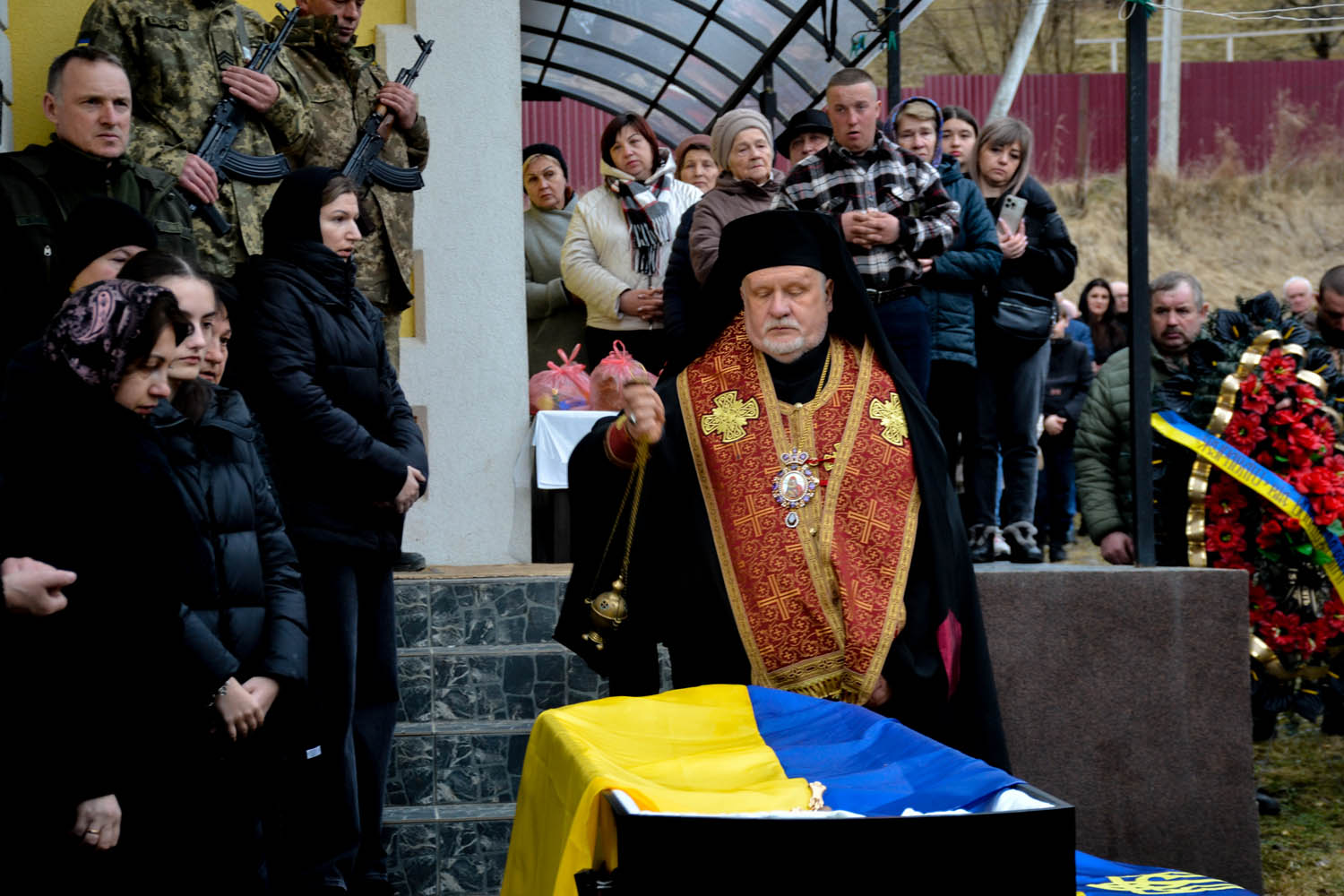 Єпископ Мукачівський і Карпатський Віктор Бедь очолив чин похорону за полеглим українським воїном-героєм Юрієм Жураківським у смт Ясіня