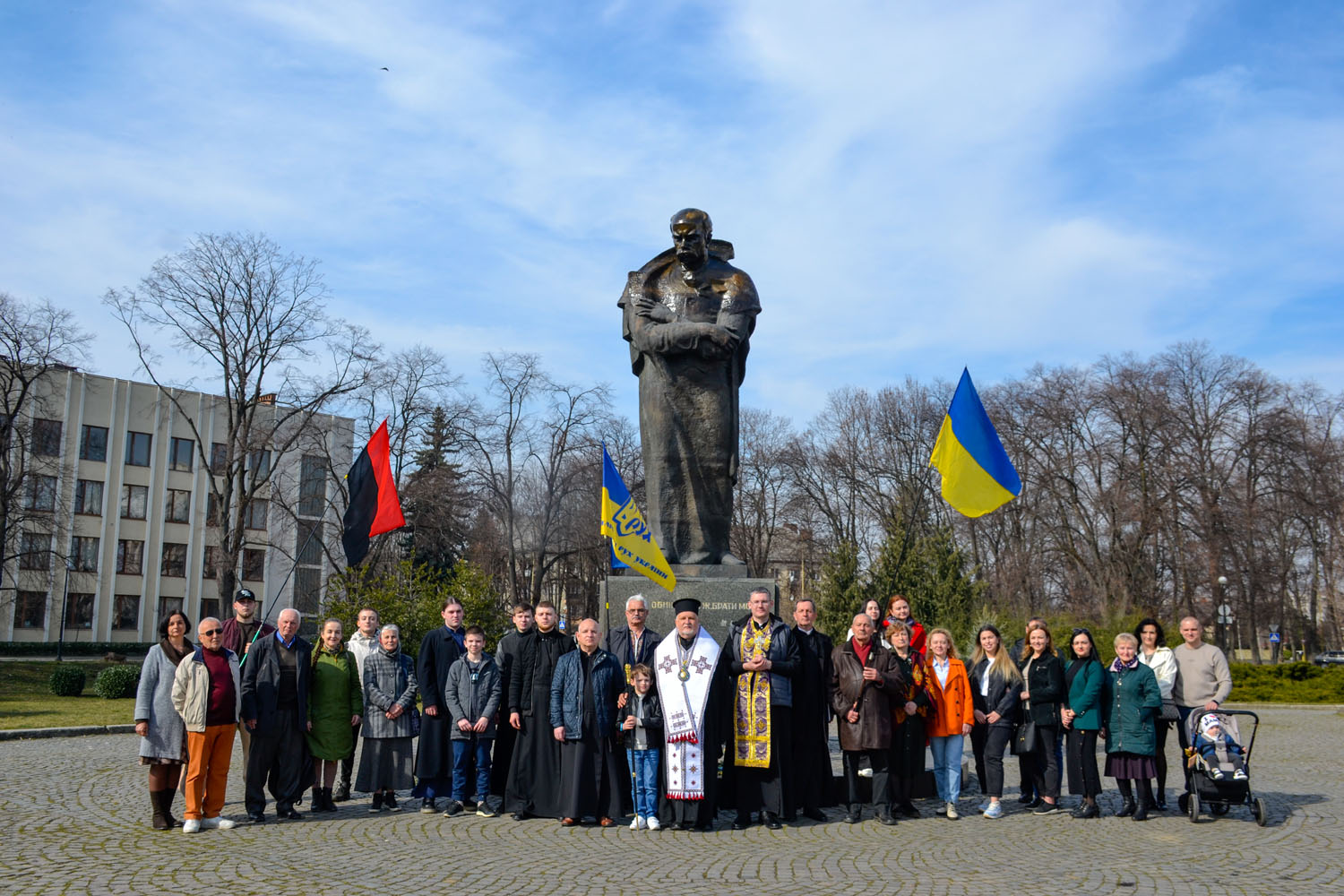 Представники української громадськості та духовенства ПЦУ молитовно вшанували 211-ту річницю з дня народження Тараса Шевченка в м. Ужгород