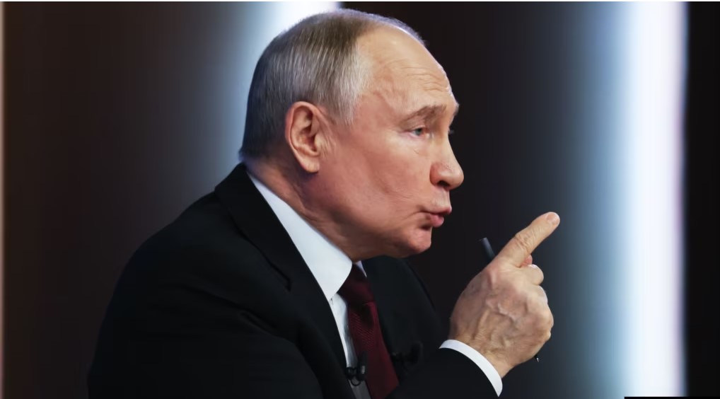 «Елемент торгів у переговорах». Путін вимагає від українців в окупації взяти паспорт РФ або їхати геть