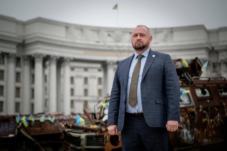 Посол “Угорщини в Угорщині” Шандор передає в українські села угорські книжки