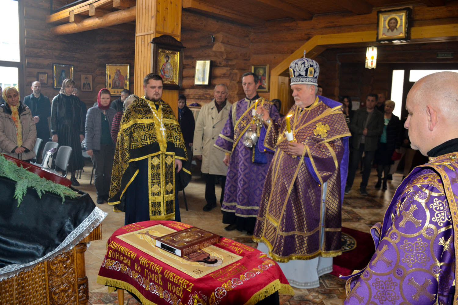 У кафедральному храмі апостола українського Андрія Первозваного в м. Ужгород відслужили вечірню з виносом Плащаниці Спасителя