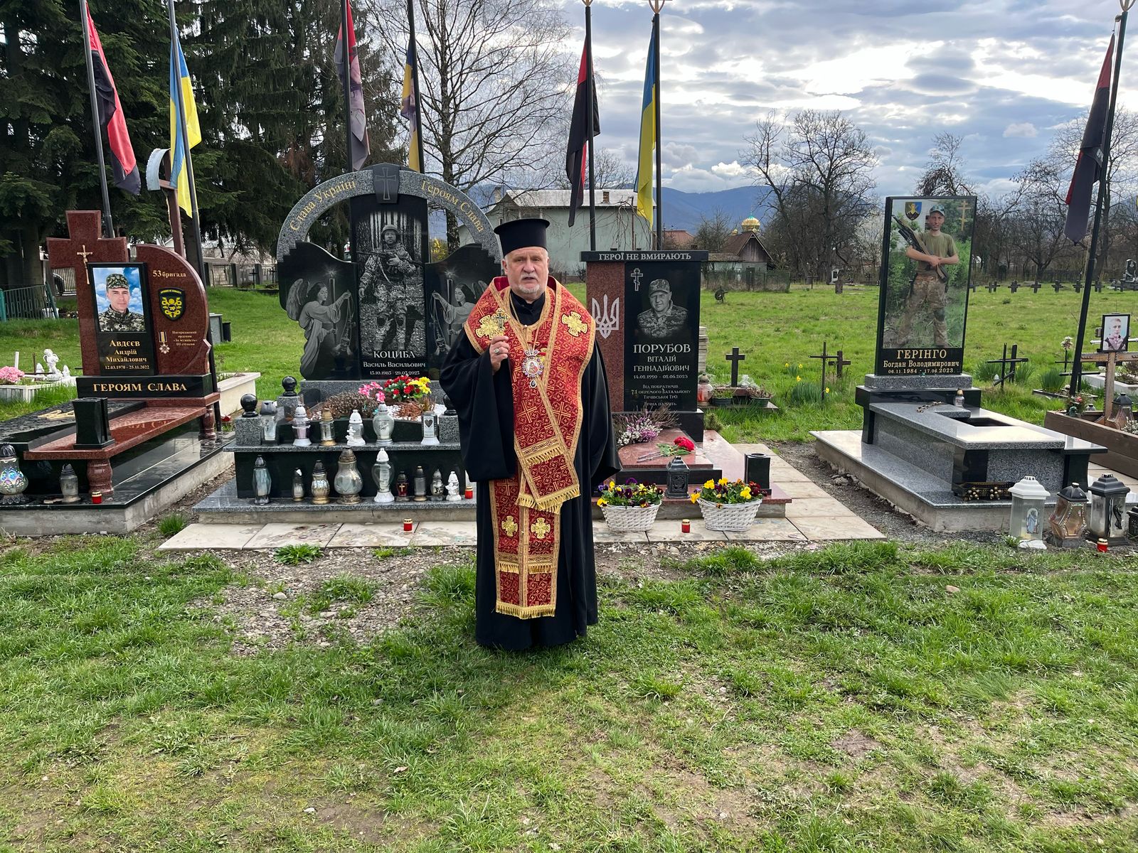 Єпископ Мукачівський і Карпатський Віктор Бедь відслужив панахиду на цвинтарі селища Тересва за полеглими українськими воїнами-захисниками та спочилими у Бозі односельчанами