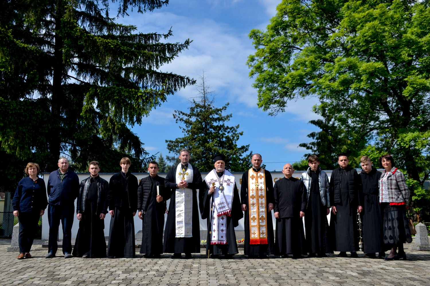 Єпископ Мукачівський і Карпатський Віктор Бедь очолив молебень та літію до 80-річчя Великої Перемоги над нацизмом на Холмі Слави в м. Ужгороді