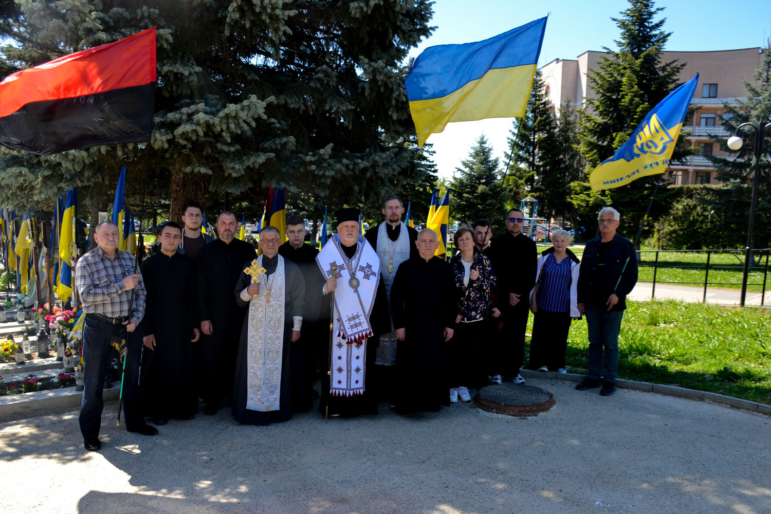 Єпископ Мукачівський і Карпатський Віктор Бедь відслужив панахиду за полеглими українськими воїнами-захисниками на Ужгородському міському цвинтарі «Кальварія»