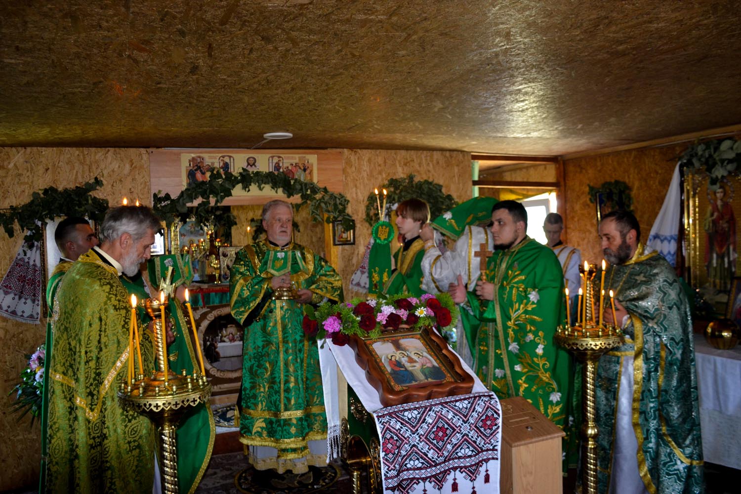 У День Святої Трійці єпископ Віктор Бедь очолив Божественну літургію в м. Берегове та рукопоклав диякона Максима Іхтіярова у священника