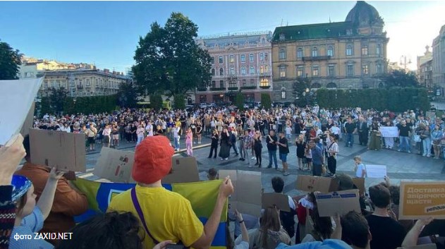 Сотні львів’ян вийшли на протест проти скандального закону про ліквідацію САП і НАБУ