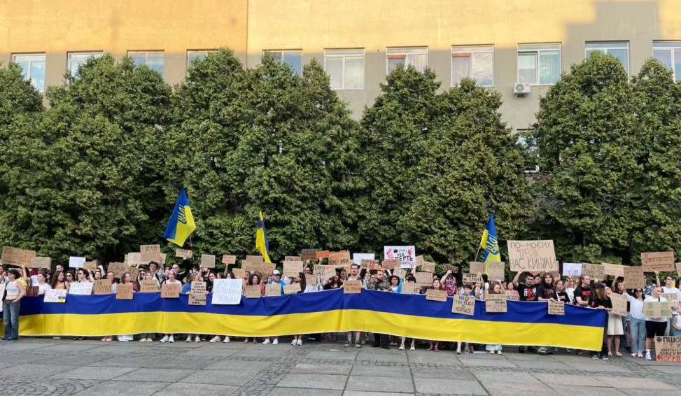В Ужгороді вийшли на протест проти закону, який може знищити незалежність НАБУ (ФОТО)