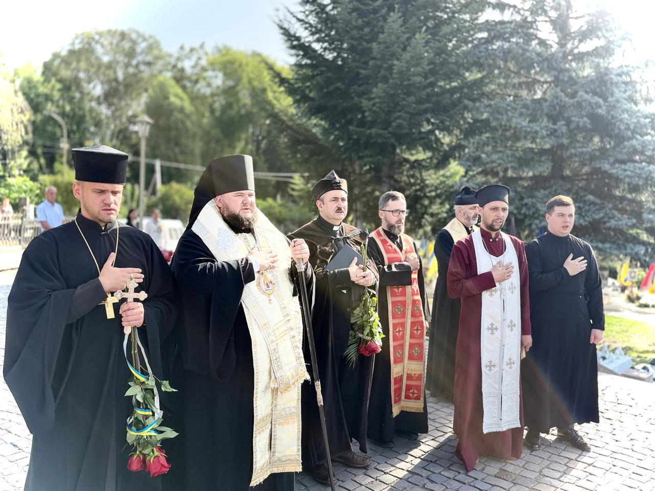 Представники духовенства Мукачівсько-Карпатської єпархії ПЦУ взяли участь у молитовному вшануванні полеглихвоїнів-героїв на Пагорбі Слави в Ужгороді