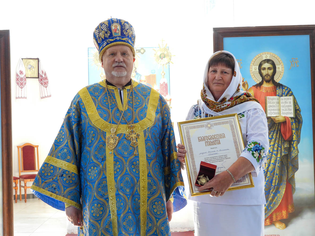 Подружжя Василя і Василини Дячуків, доглядачів каплиці Лазещинської ікони Пресвятої Богородиці, удостоєно митрополичої Благословенної грамоти та відзнаки – логотипу ПЦУ