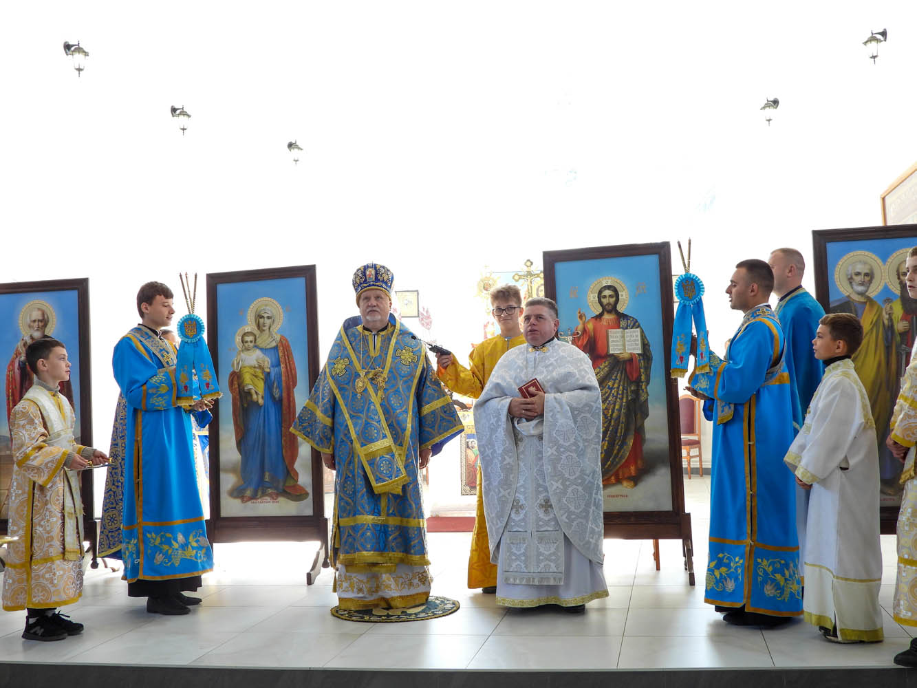 Єпископ Мукачівський і Карпатський Віктор Бедь рукопоклав диякона Романа-Мирона Кувіка у священики та призначив його настоятелем парафії Святого Духа у смт Ясіня