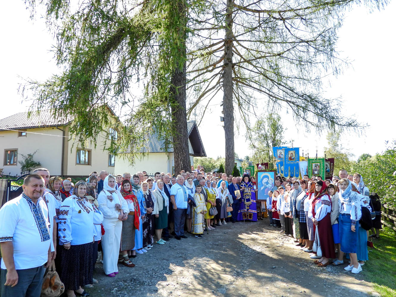 Єпископ Мукачівський і Карпатський Віктор Бедь освятив відреставровану капличку Лазещинської ікони Пресвятої Богородиціу с. Лазещина Рахівського району