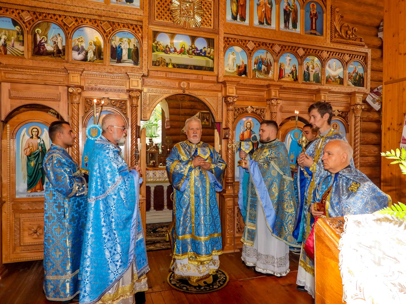 У свято Покрова Пресвятої Богородиці та День захисників і захисниць України єпископ Віктор Бедь очолив Божественну літургію в м. Ужгороді