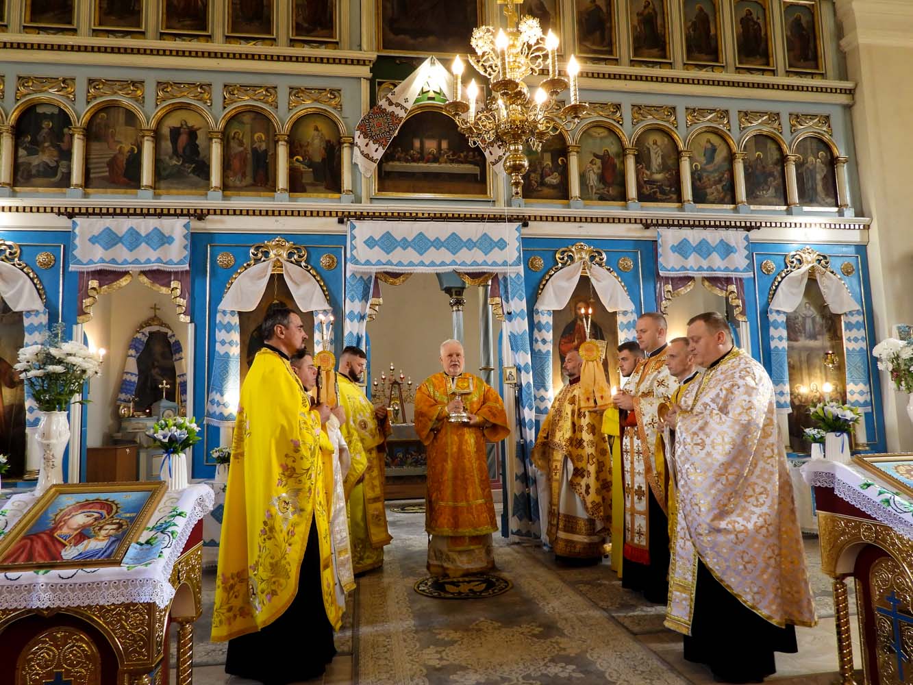 У день вмч. Димитрія Солунського єпископ Віктор Бедь очолив Божественну літургію в смт Ясіня та удостоїв протоієрея Володимира Лофердюка ордена святого Володимира Великого з нагоди 30-річчя священничої хіротонії