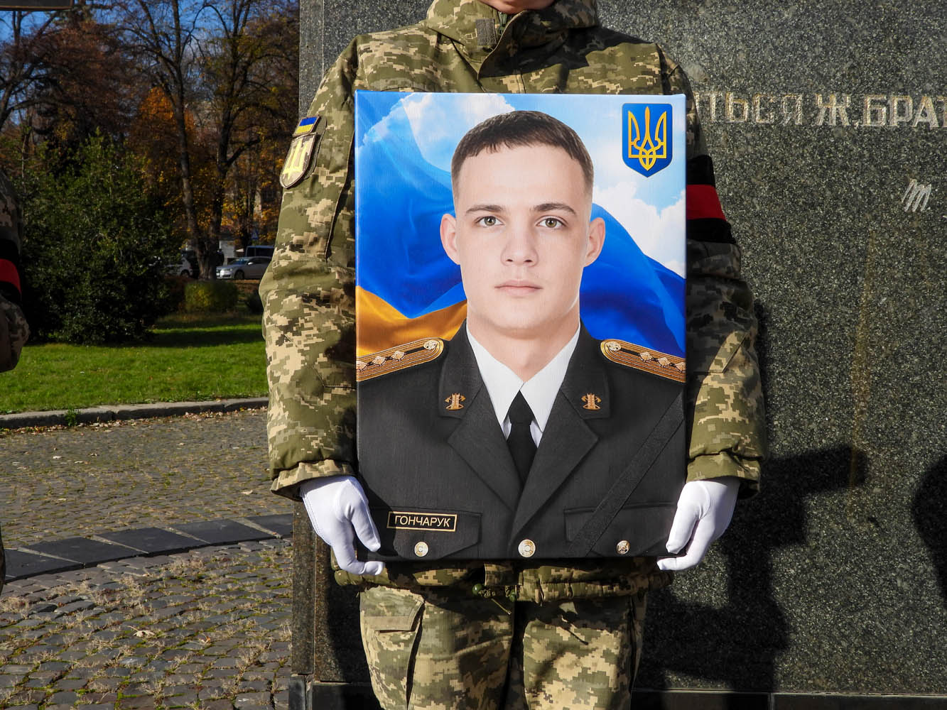 В Ужгороді відбувся похорон українського воїна-захисникастаршого лейтенанта Михайла Гончарука