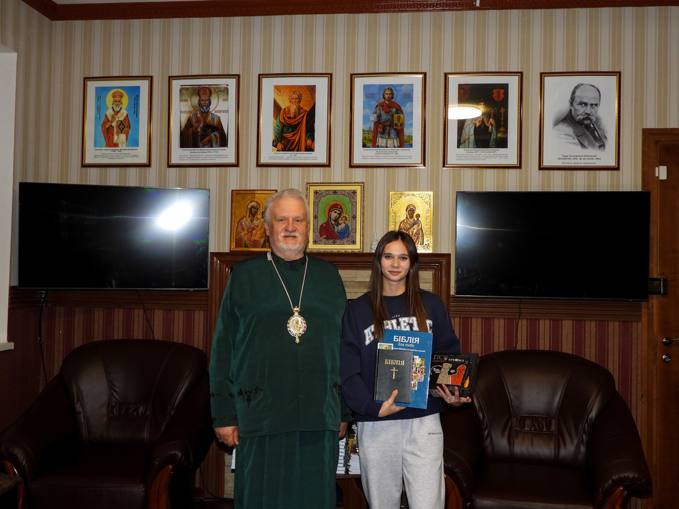 Єпископ Мукачівський і Карпатський Віктор Бедь провів зустріч з Валерією Лукач, головою Молодіжної ради при Тересвянській селищній раді