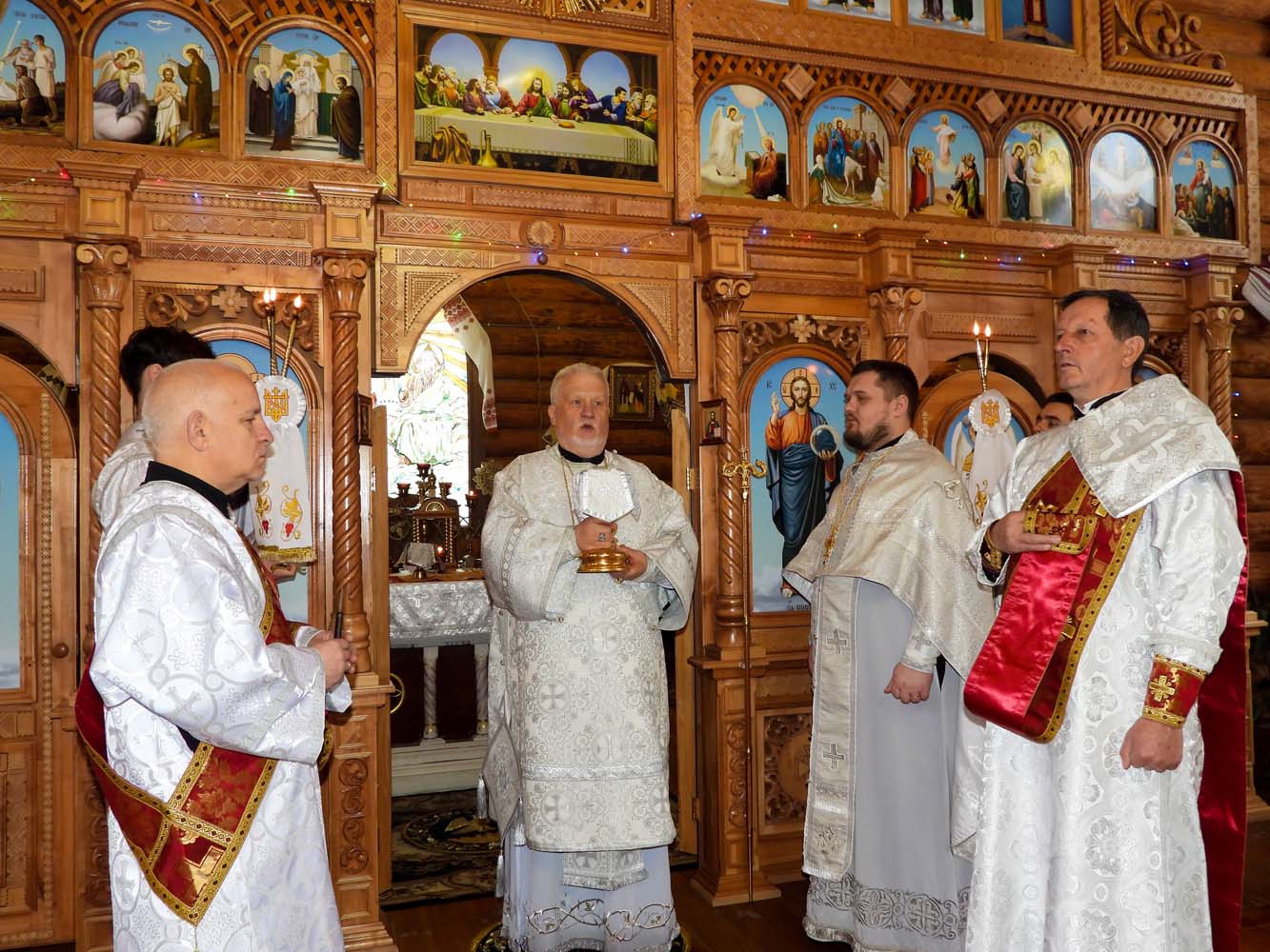 У свято Богоявлення, єпископ Віктор Бедь очолив Божественну літургію та звершив освячення води у кафедральному храмі ПЦУ в м. Ужгород