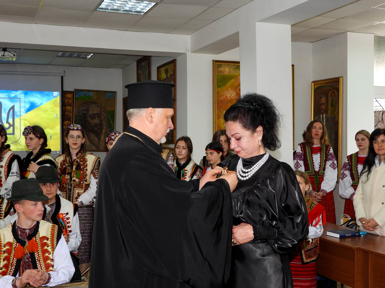 Єпископ Мукачівський і Карпатський Віктор БЕДЬ нагородив Галину ЖУРАКОВСЬКУ орденом святої великомучениці Варвари