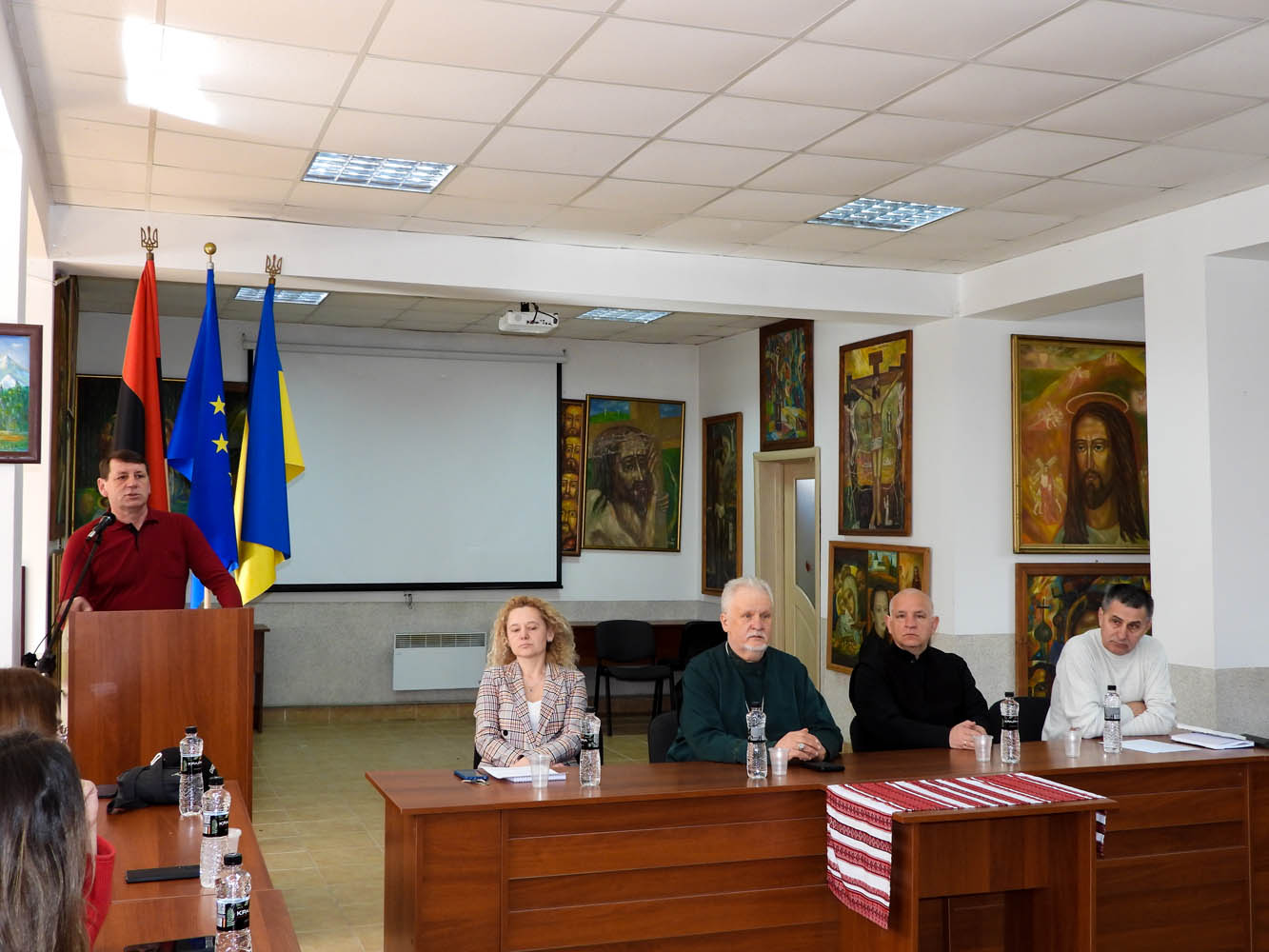 В Карпатському університеті імені Августина Волошина відбувся науковий круглий стіл до 87-ї річниці проголошення держави Карпатської України