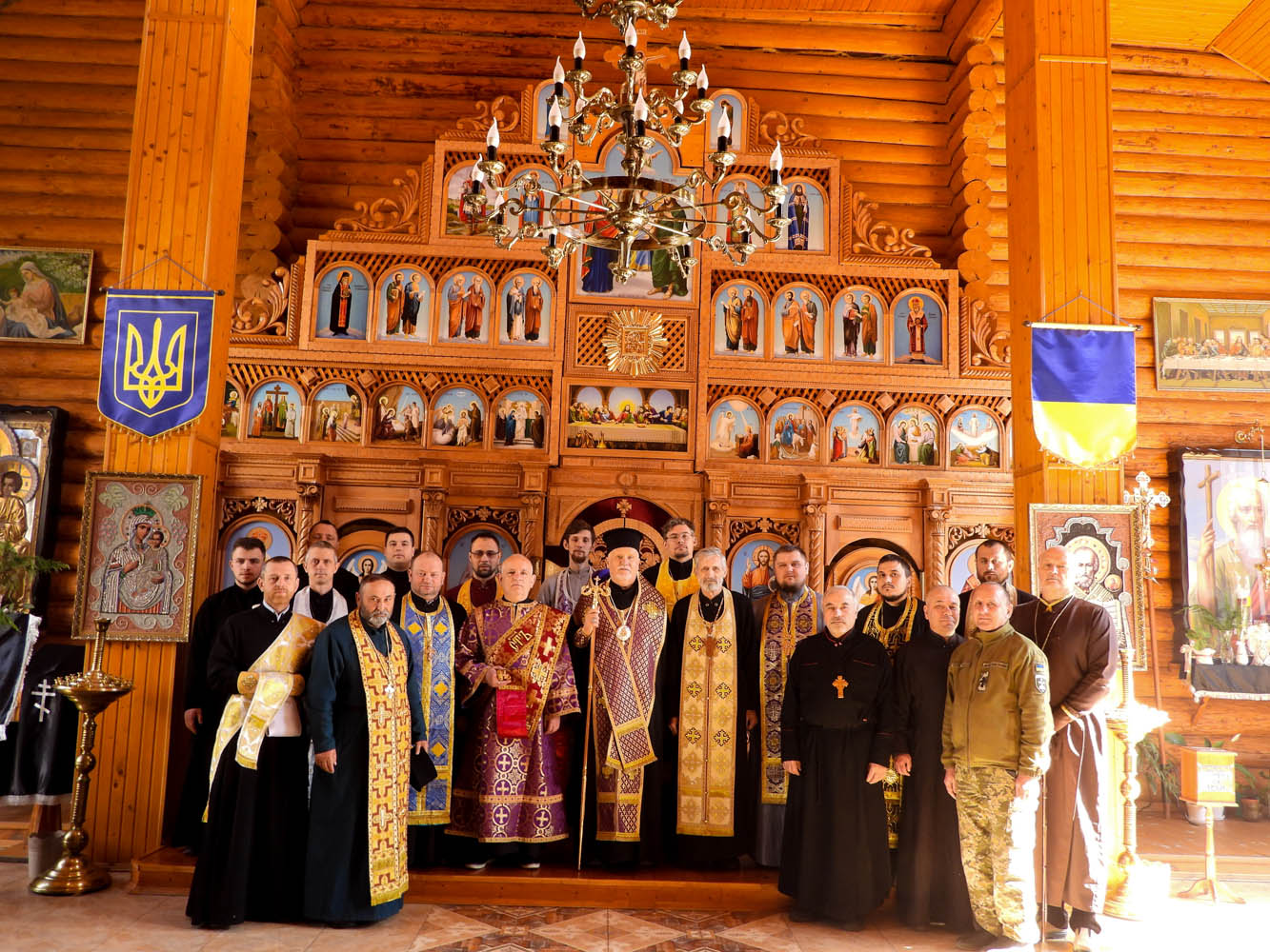 У День українського добровольця єпископ Віктор Бедь очолив молебень за перемогу України та захист її воїнів