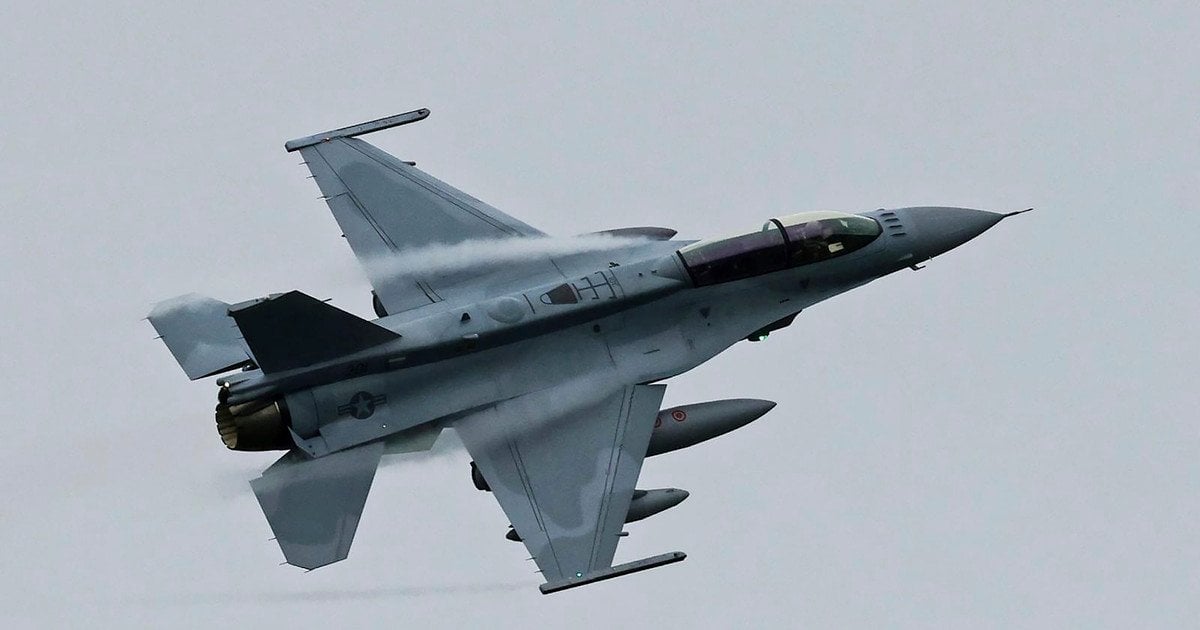 Українські F-16 залишилися без ключових ракет у розпал повітряної кампанії РФ — Reuters