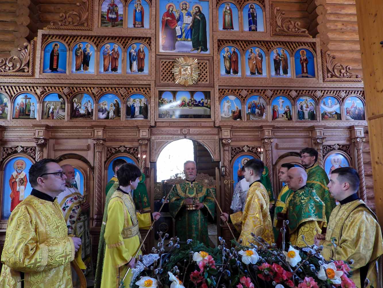 Єпископ Віктор Бедь у свято Входу Господнього в Єрусалим очолив Божественну літургію в кафедральному храмі Ужгорода та освятив віття верби