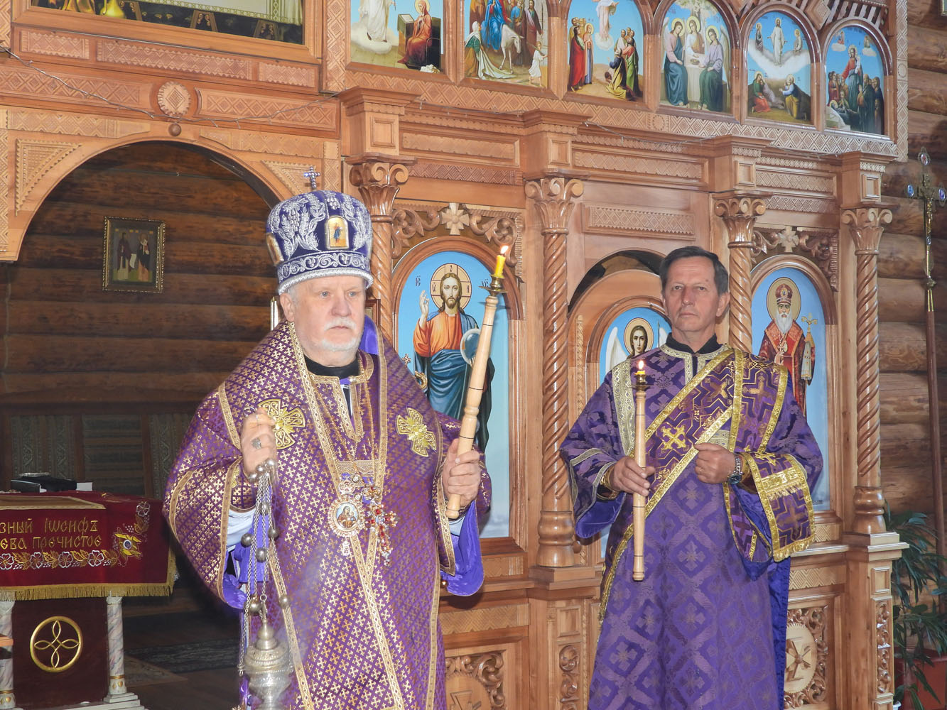 У Велику п’ятницю єпископ Віктор Бедь очолив Вечірню з виносом святої Плащаниці в кафедральному храмі ПЦУ в Ужгороді