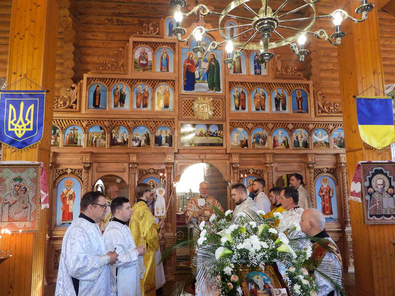 У Світле свято Воскресіння Христового Преосвященніший єпископ Віктор Бедь очолив Божественну літургію та звершив освячення пасок у кафедральному храмі ПЦУ в місті Ужгород